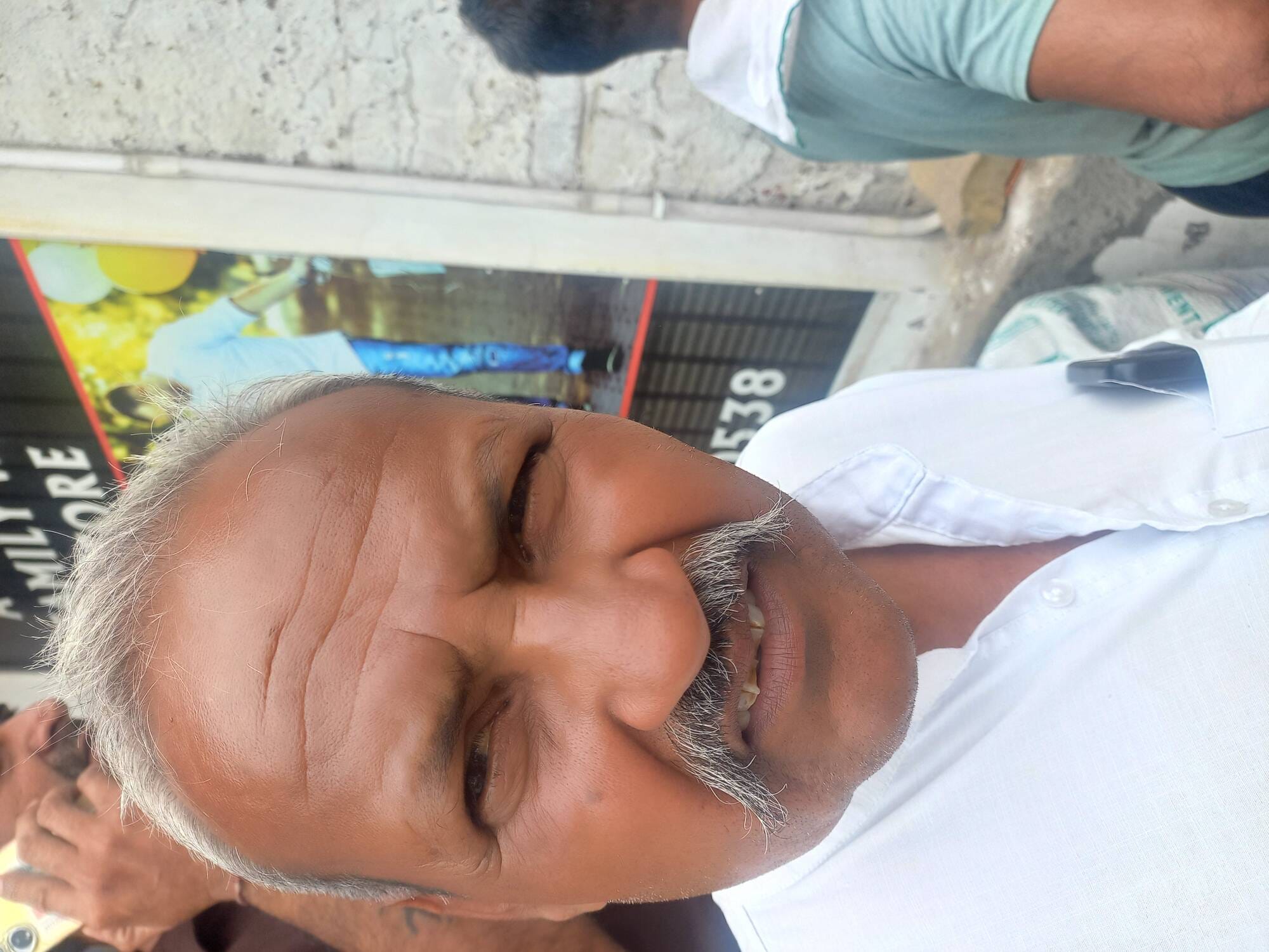 14jjrp10- बेरी गेट स्थित गैस एजेंसी के बाहर लगी लोगों की लाइन। संवाद