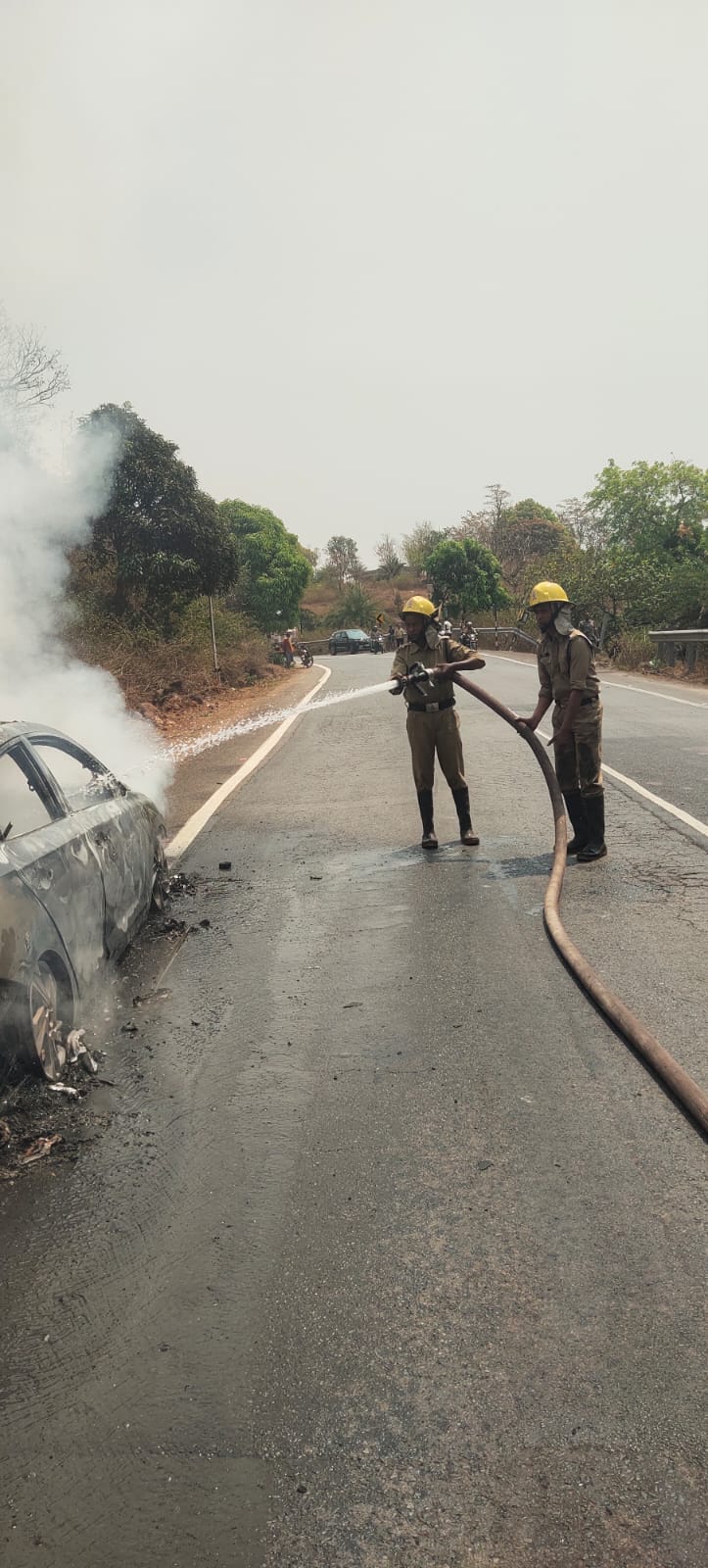 आग बुझाते कर्मी आग बुझाते कर्मी