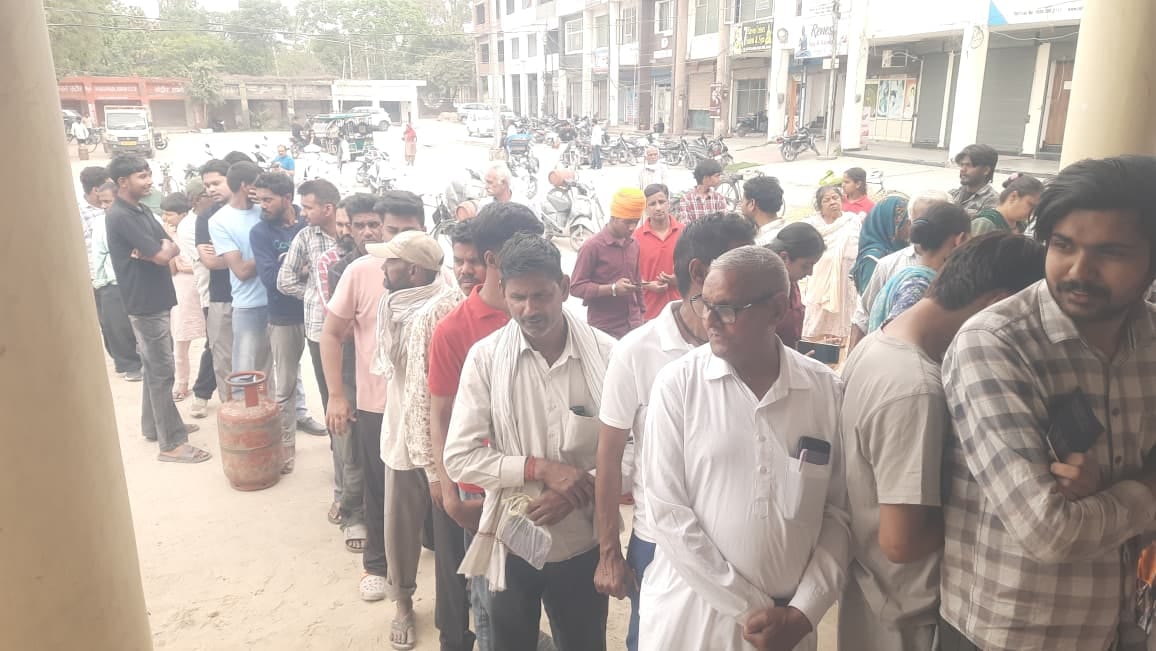 आईटीआई पर हरिहर गैस एजेंसी के बाहर सिलिंडर लेकर पहुंचा दंपति। संवाद आईटीआई पर हरिहर गैस एजेंसी के बाहर सिलिंडर लेकर पहुंचा दंपति। संवाद