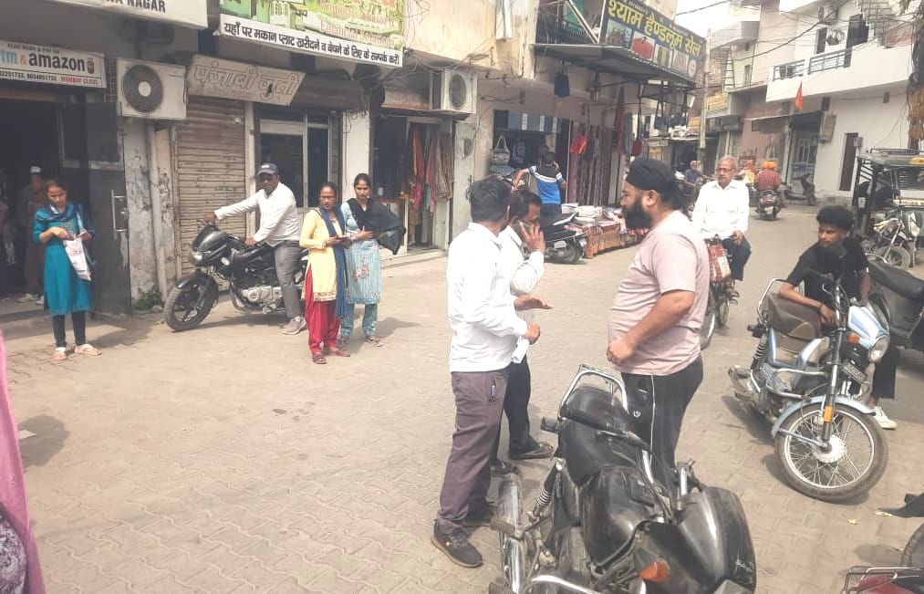 आईटीआई पर हरिहर गैस एजेंसी के बाहर सिलिंडर लेकर पहुंचा दंपति। संवाद आईटीआई पर हरिहर गैस एजेंसी के बाहर सिलिंडर लेकर पहुंचा दंपति। संवाद