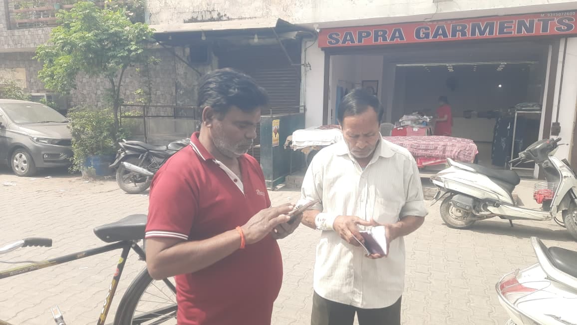 आईटीआई पर हरिहर गैस एजेंसी के बाहर सिलिंडर लेकर पहुंचा दंपति। संवाद आईटीआई पर हरिहर गैस एजेंसी के बाहर सिलिंडर लेकर पहुंचा दंपति। संवाद