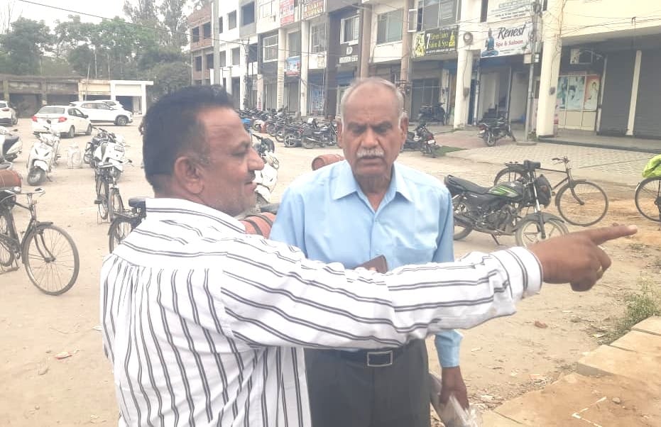 आईटीआई पर हरिहर गैस एजेंसी के बाहर सिलिंडर लेकर पहुंचा दंपति। संवाद आईटीआई पर हरिहर गैस एजेंसी के बाहर सिलिंडर लेकर पहुंचा दंपति। संवाद