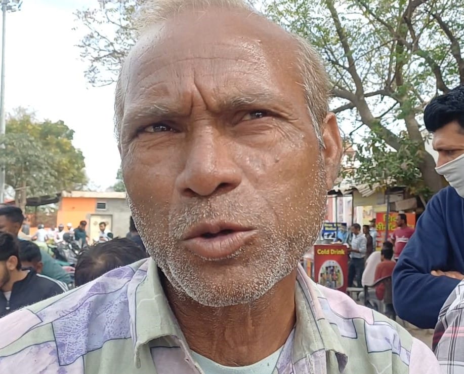 अंबाला छावनी रामबाग रोड स्थित एवी गैस एजेंसी के बाहर लगी गैस लेने के लिए लाइन में खडे़ उपभोक्त अंबाला छावनी रामबाग रोड स्थित एवी गैस एजेंसी के बाहर लगी गैस लेने के लिए लाइन में खडे़ उपभोक्त