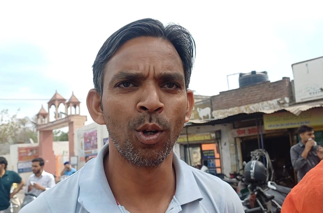 अंबाला छावनी रामबाग रोड स्थित एवी गैस एजेंसी के बाहर लगी गैस लेने के लिए लाइन में खडे़ उपभोक्त अंबाला छावनी रामबाग रोड स्थित एवी गैस एजेंसी के बाहर लगी गैस लेने के लिए लाइन में खडे़ उपभोक्त