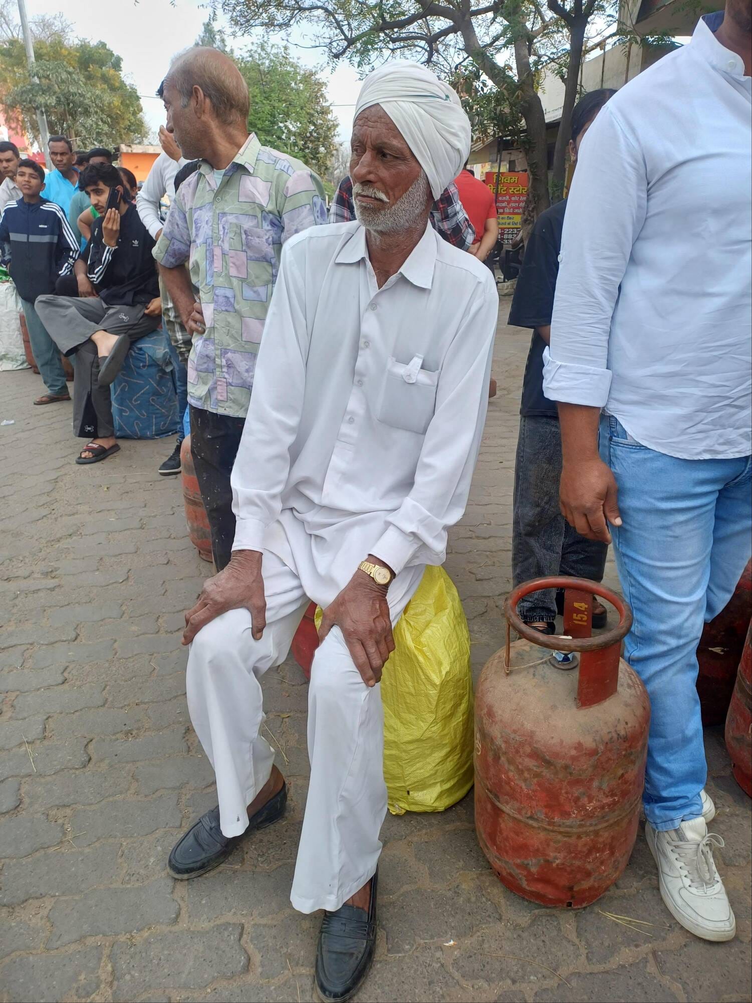अंबाला छावनी रामबाग रोड स्थित एवी गैस एजेंसी के बाहर लगी गैस लेने के लिए लाइन में खडे़ उपभोक्त अंबाला छावनी रामबाग रोड स्थित एवी गैस एजेंसी के बाहर लगी गैस लेने के लिए लाइन में खडे़ उपभोक्त