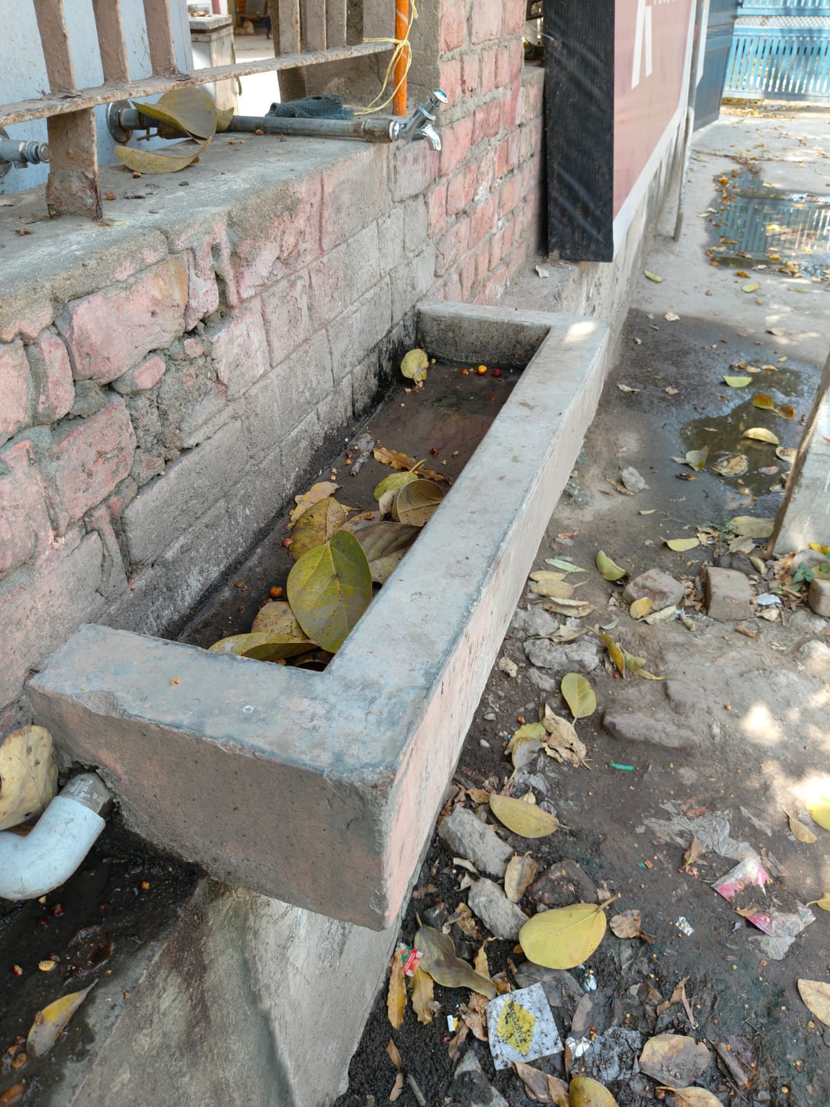 अनाज मंडी में वाटर कूलर के उपर पड़ी शराब की बोतल। संवाद अनाज मंडी में वाटर कूलर के उपर पड़ी शराब की बोतल। संवाद