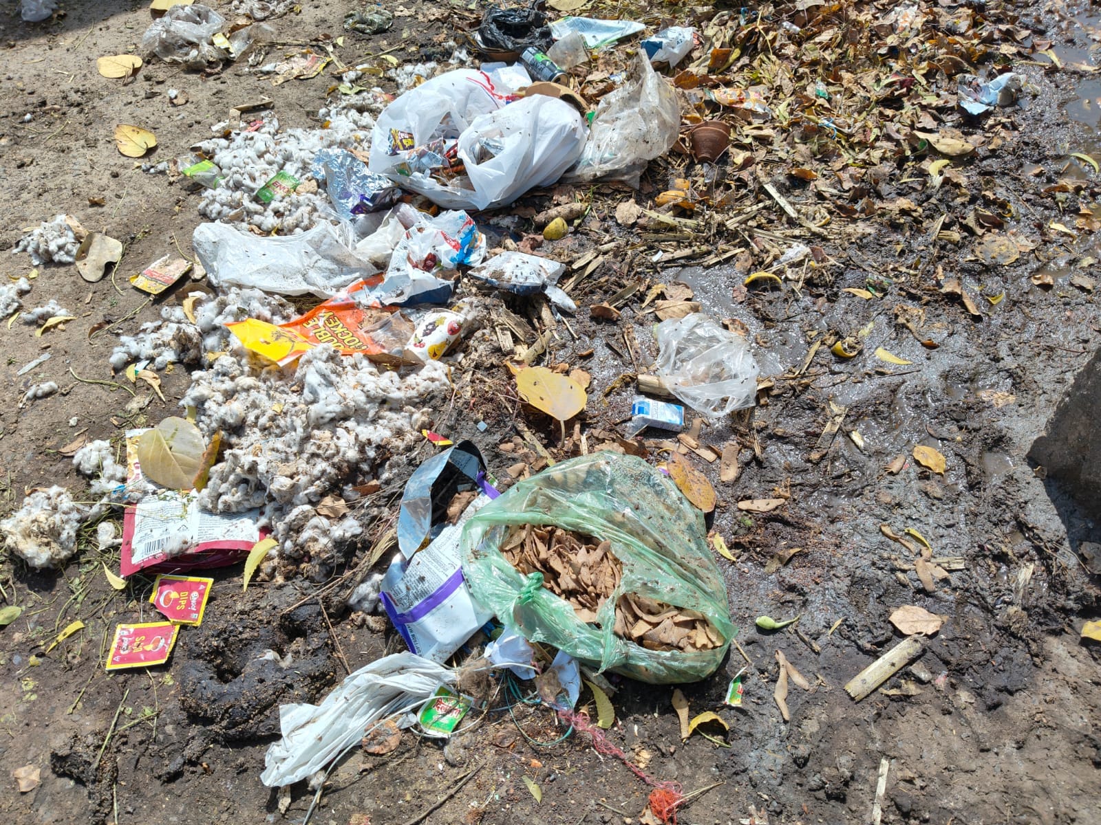 अनाज मंडी में वाटर कूलर के उपर पड़ी शराब की बोतल। संवाद अनाज मंडी में वाटर कूलर के उपर पड़ी शराब की बोतल। संवाद