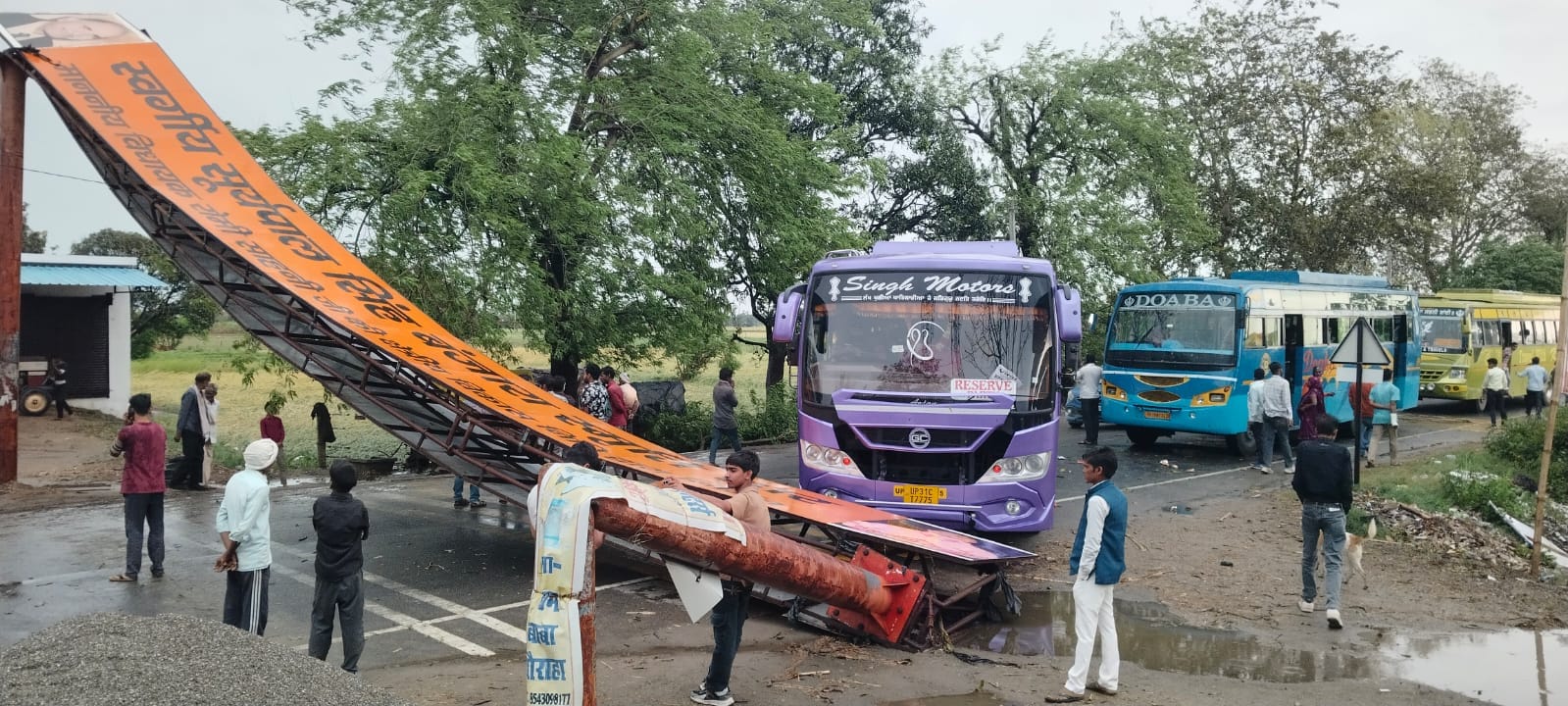 बिजुआ के गांव मझौरा में आंधी में गिरा घर। संवाद बिजुआ के गांव मझौरा में आंधी में गिरा घर। संवाद