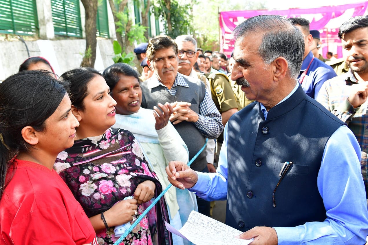 बुजुर्ग महिला को जनसमस्याएं सुनने के बाद गले लगाते सीएम सुक्खू। जनसंपर्क विभाग।