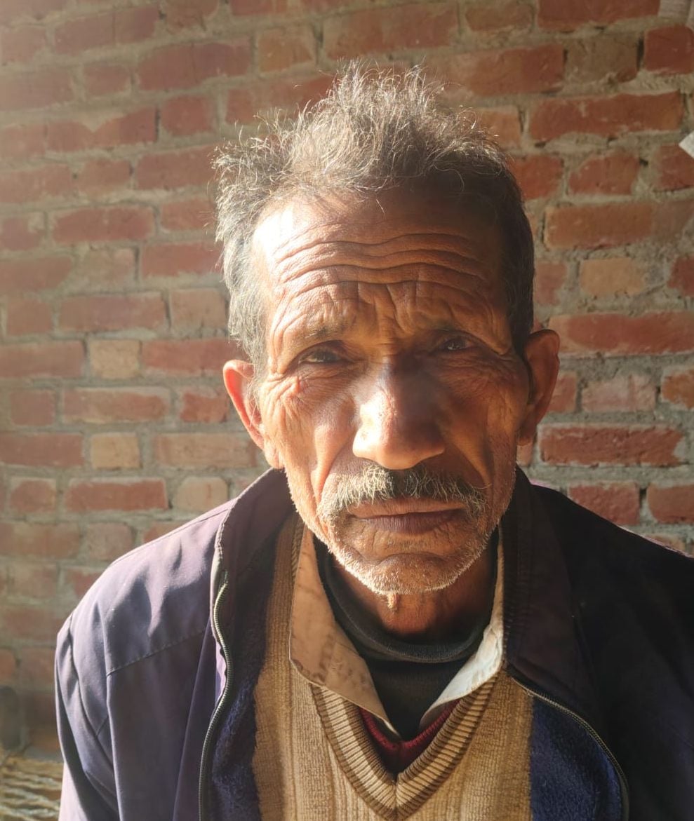 बिली करंट से मरे किसान के परिजन रोते बिलखते हुए। संवाद बिली करंट से मरे किसान के परिजन रोते बिलखते हुए। संवाद