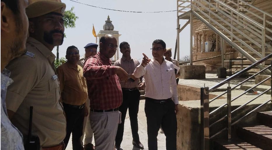 बेणेश्वर धाम पर मुख्यमंत्री के कार्यक्रम की तैयारियों का जायजा लेते जिला कलेक्टर और अन्य अधिकार