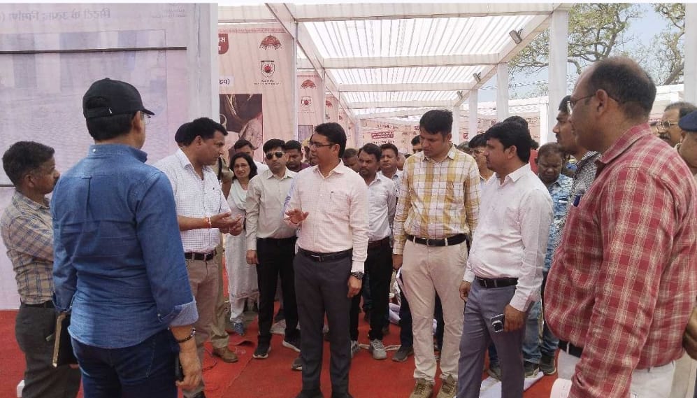 बेणेश्वर धाम पर मुख्यमंत्री के कार्यक्रम की तैयारियों का जायजा लेते जिला कलेक्टर और अन्य अधिकार