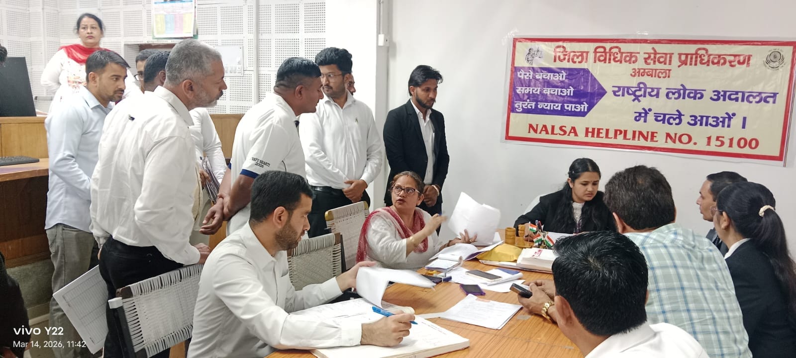 एडीआर सेंटर पहुंचे लोगों को समझाते सीजेएम प्रवीण। संवाद एडीआर सेंटर पहुंचे लोगों को समझाते सीजेएम प्रवीण। संवाद