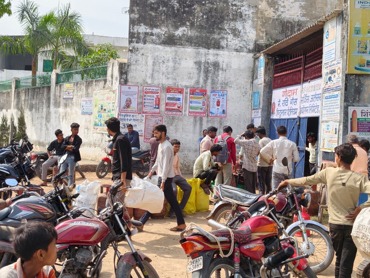 एटा की ठंडी सड़क स्थित गैस एजेंसी पर पूछतांछ के लिए काउंटर पर खड़े लोग। संवाद