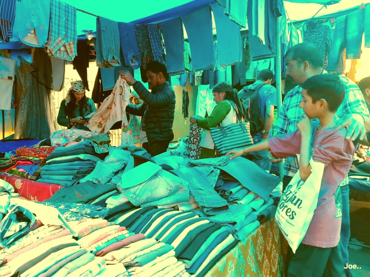 फाग मेले में सजी दुकानों में रविवार को खरीदारी करते लोग। संवाद