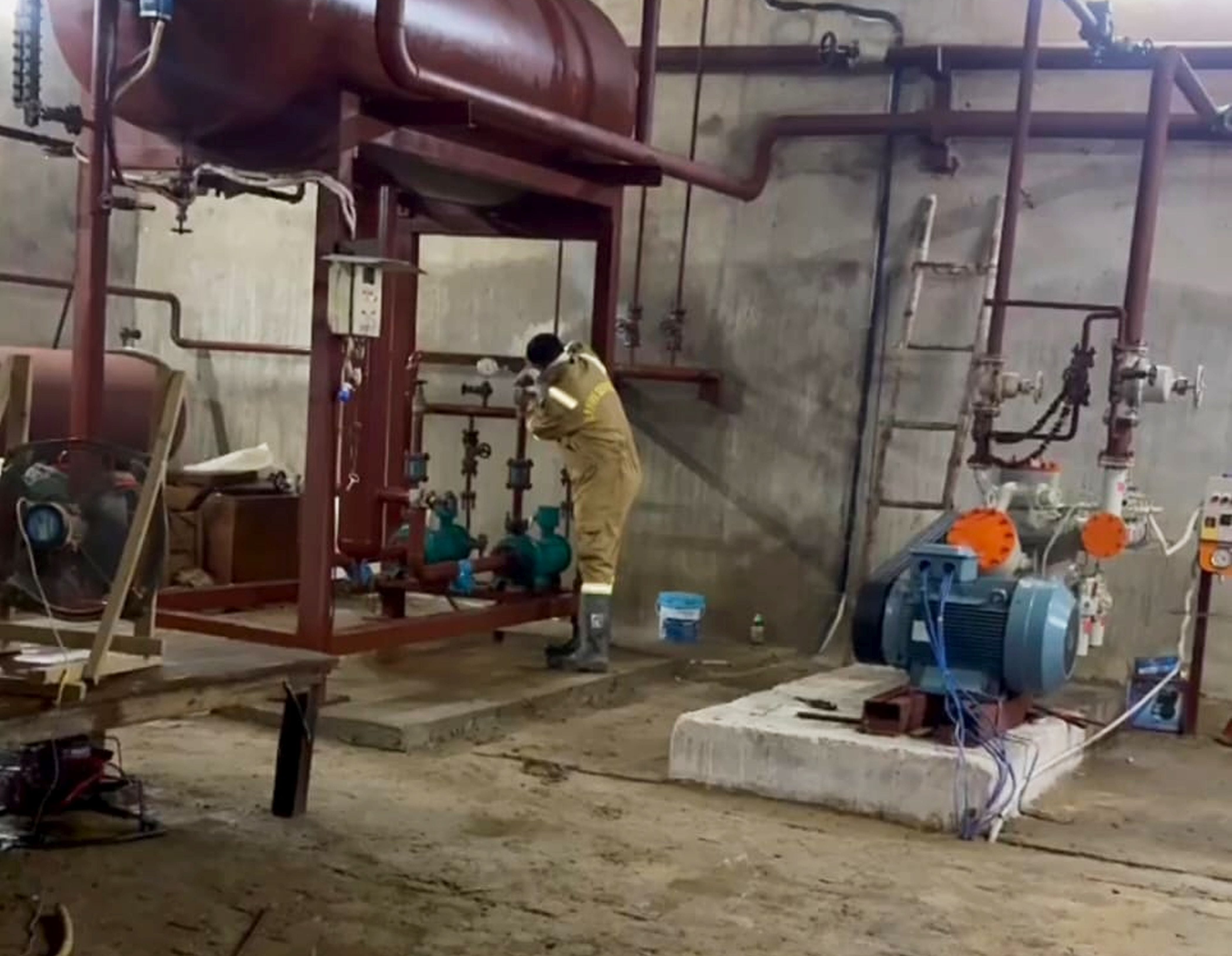 फोटो-07-गैस रिसाव का पाइप ठीक करते कर्मी। वीडियो ग्रैब