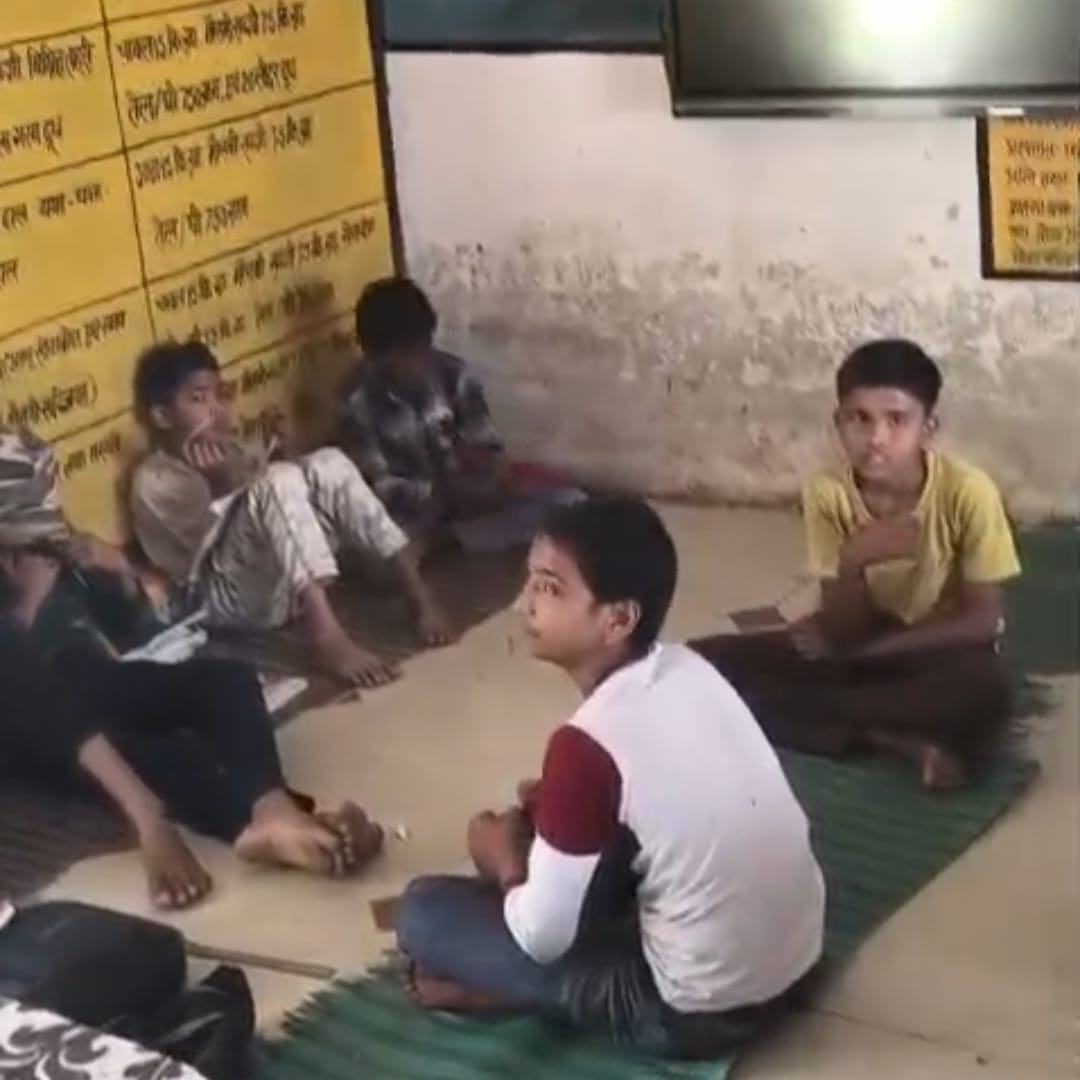 फोटो - 08 लसड़ा गांव के पूर्व माध्यमिक विद्यालय की छत से दिखती सरिया। संवाद फोटो - 08 लसड़ा गांव के पूर्व माध्यमिक विद्यालय की छत से दिखती सरिया। संवाद