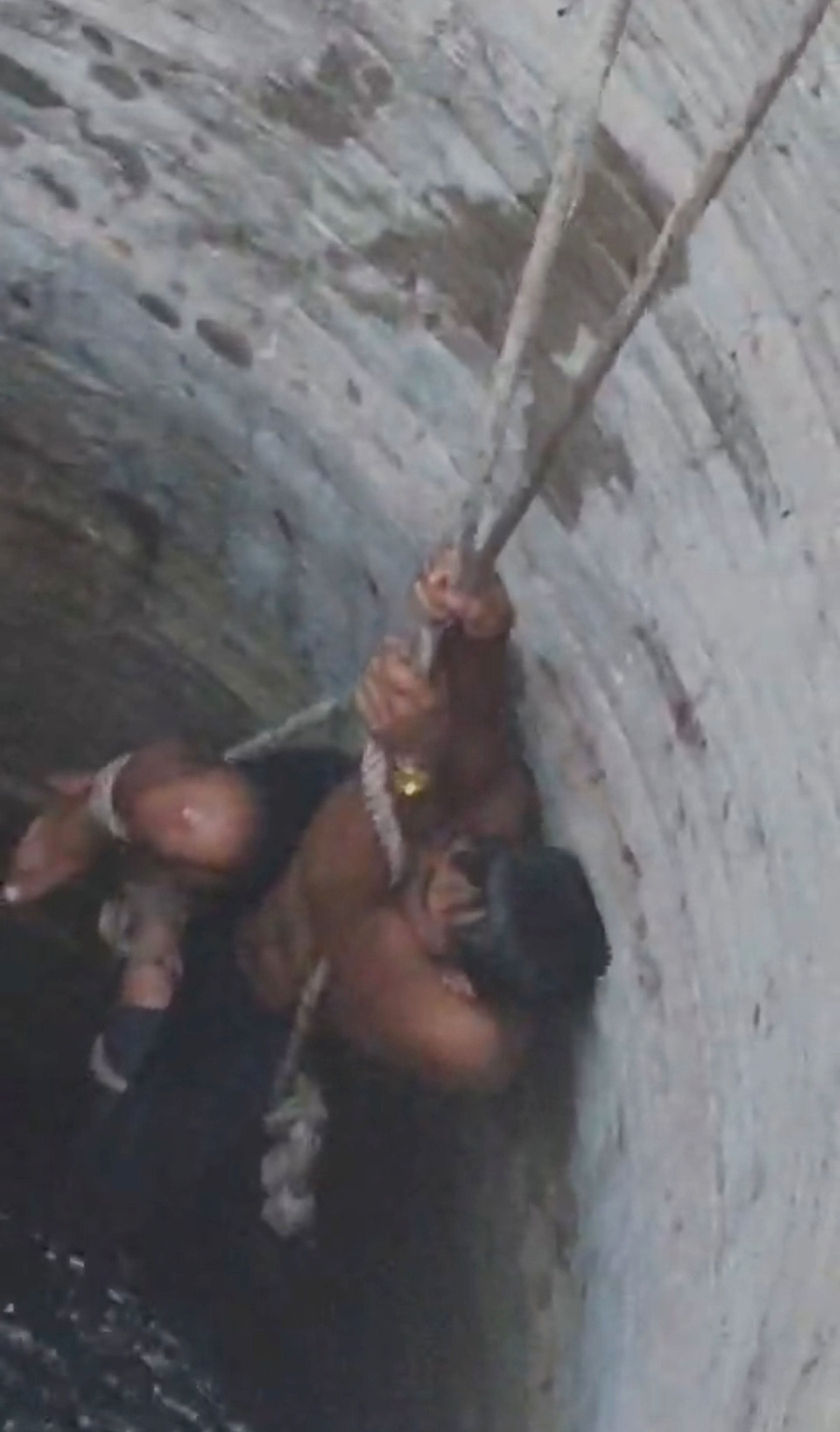 फोटो-09-कुएं से युवक को बाहर निकालते लोग। वीडियो ग्रैब