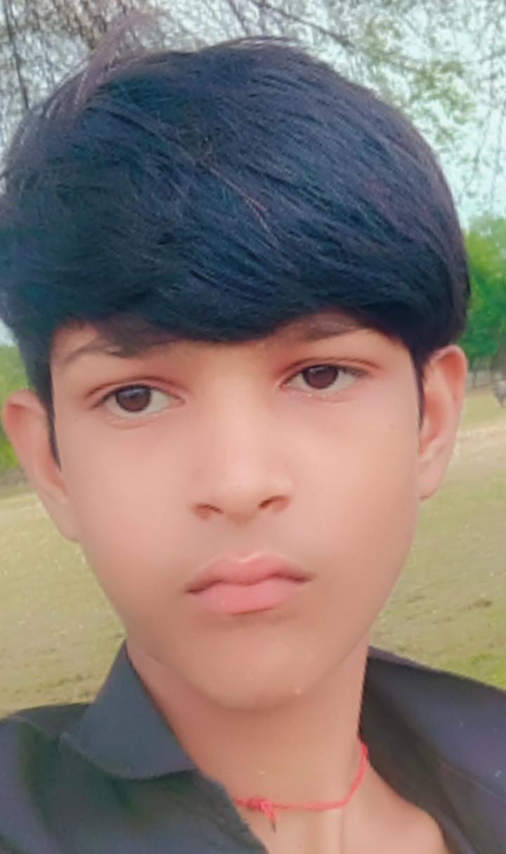 फोटो- 10 हादसे के बाद आक्रोशित ग्रामीणों ने डंपर के शीशे तोड़कर जताई नाराजगी। संवाद फोटो- 10 हादसे के बाद आक्रोशित ग्रामीणों ने डंपर के शीशे तोड़कर जताई नाराजगी। संवाद