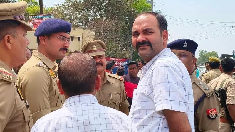 फोटो- 10 हादसे के बाद आक्रोशित ग्रामीणों ने डंपर के शीशे तोड़कर जताई नाराजगी। संवाद फोटो- 10 हादसे के बाद आक्रोशित ग्रामीणों ने डंपर के शीशे तोड़कर जताई नाराजगी। संवाद
