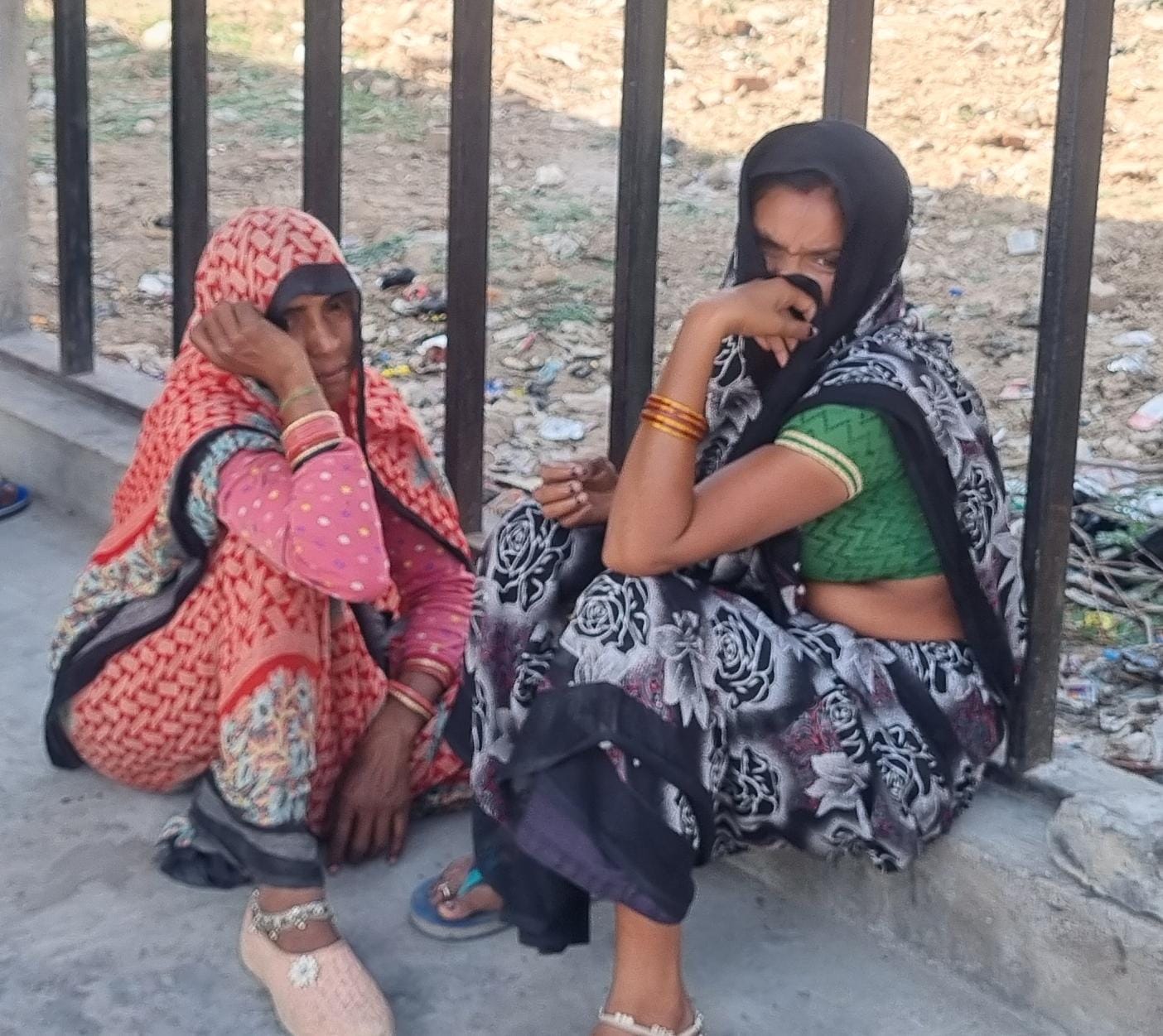 फोटो- 10 हादसे के बाद आक्रोशित ग्रामीणों ने डंपर के शीशे तोड़कर जताई नाराजगी। संवाद फोटो- 10 हादसे के बाद आक्रोशित ग्रामीणों ने डंपर के शीशे तोड़कर जताई नाराजगी। संवाद