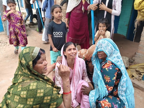 फोटो-10- हादसे की जानकारी करती पुलिस। संवाद फोटो-10- हादसे की जानकारी करती पुलिस। संवाद