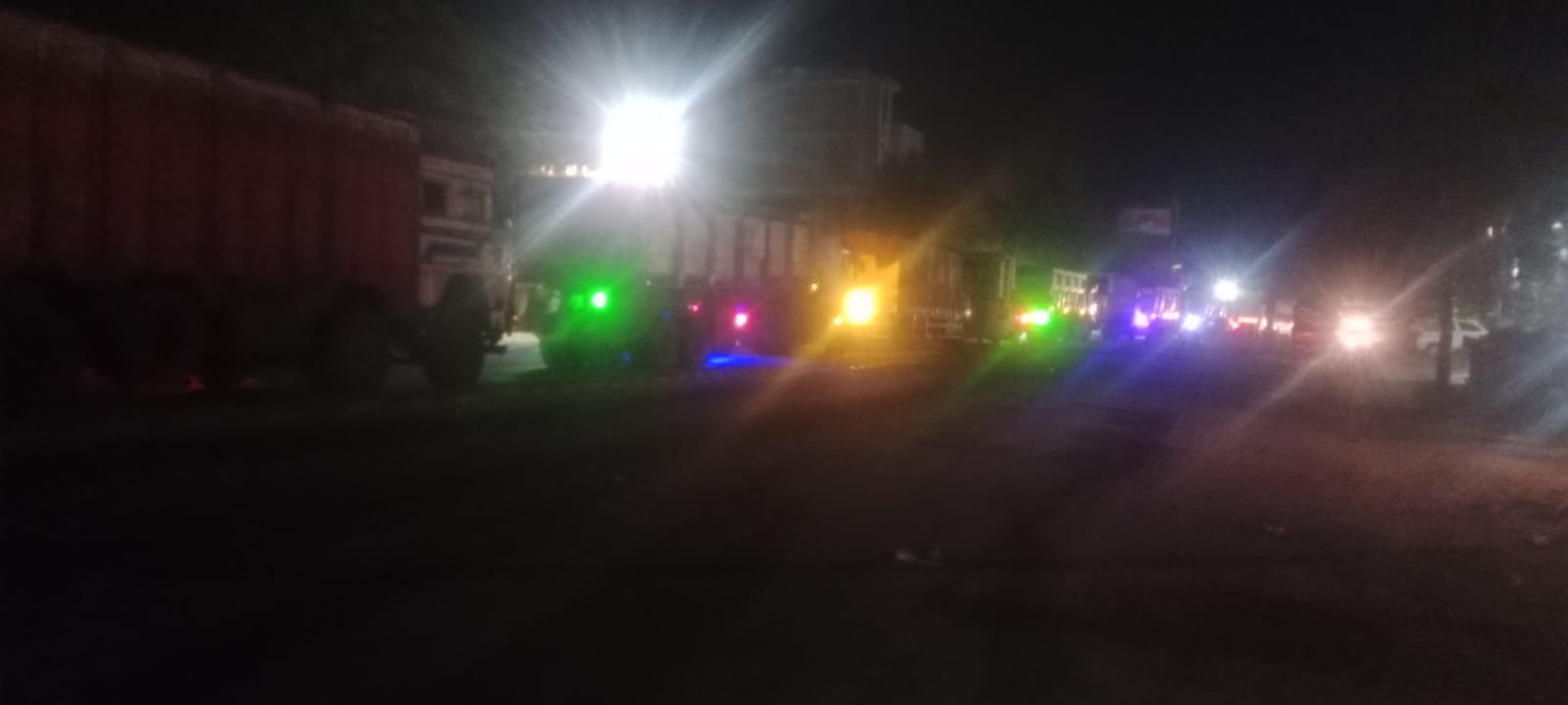 फोटो 15 एचएएपी 32- कानपुर-सागर हाईवे में जाम के दौरान खडें लोग और लगी वाहनों की कतार। संवाद फोटो 15 एचएएपी 32- कानपुर-सागर हाईवे में जाम के दौरान खडें लोग और लगी वाहनों की कतार। संवाद