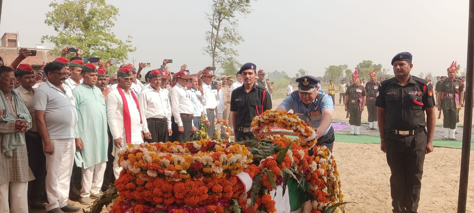 फोटो 17 शहीद की पत्नी साधना पति के शव से उतारे गए तिरंगा को अपनी गोद में रखे हुए। संवाद