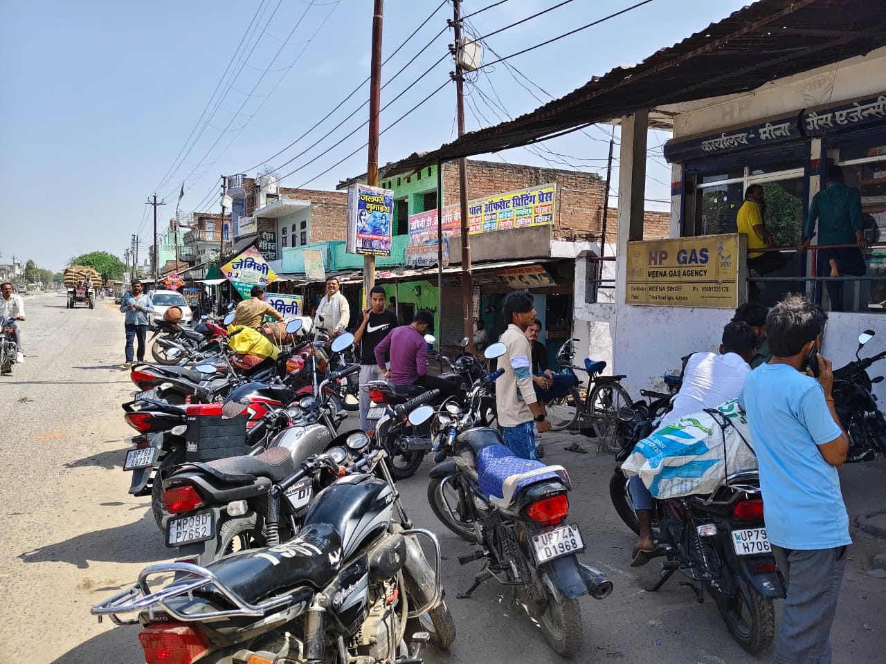 फोटो-34-बेला में चूल्हा जलाकर समोसे तलने की तैयारी करता रेहड़ी दुकानदार। संवाद फोटो-34-बेला में चूल्हा जलाकर समोसे तलने की तैयारी करता रेहड़ी दुकानदार। संवाद