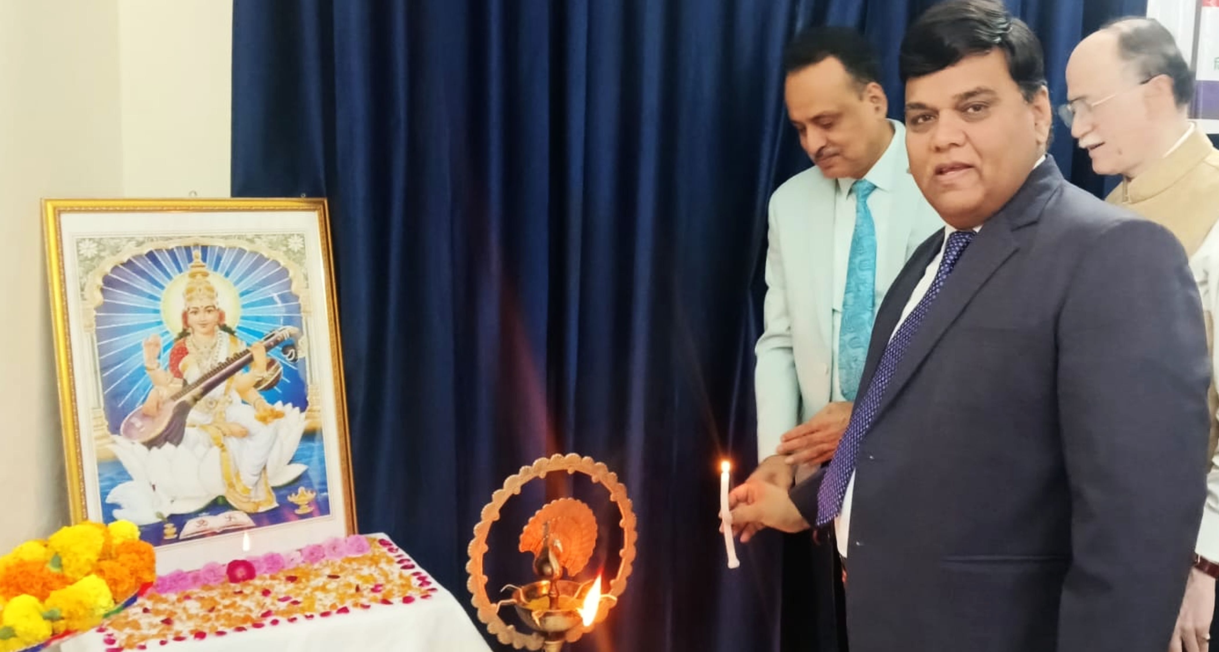 फोटो-40-लोक अदालत का द्वीप प्रज्वलन कर शुभारंभ करते न्यायाधीश। स्रोत सूचना फोटो-40-लोक अदालत का द्वीप प्रज्वलन कर शुभारंभ करते न्यायाधीश। स्रोत सूचना