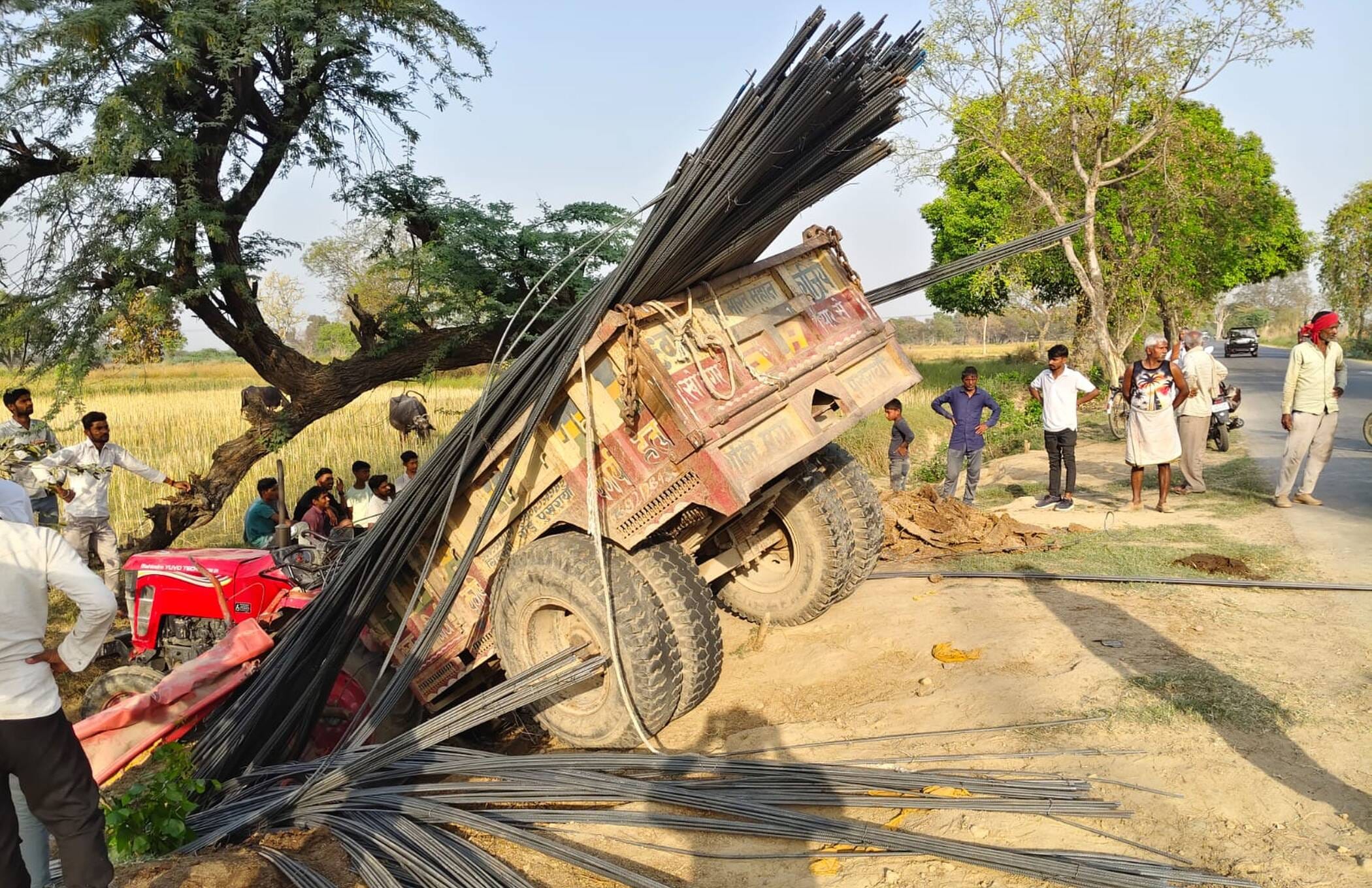 फोटो-48-छेदीपुर में पलटा सरिया लदा ट्रैक्टर। संवाद फोटो-48-छेदीपुर में पलटा सरिया लदा ट्रैक्टर। संवाद