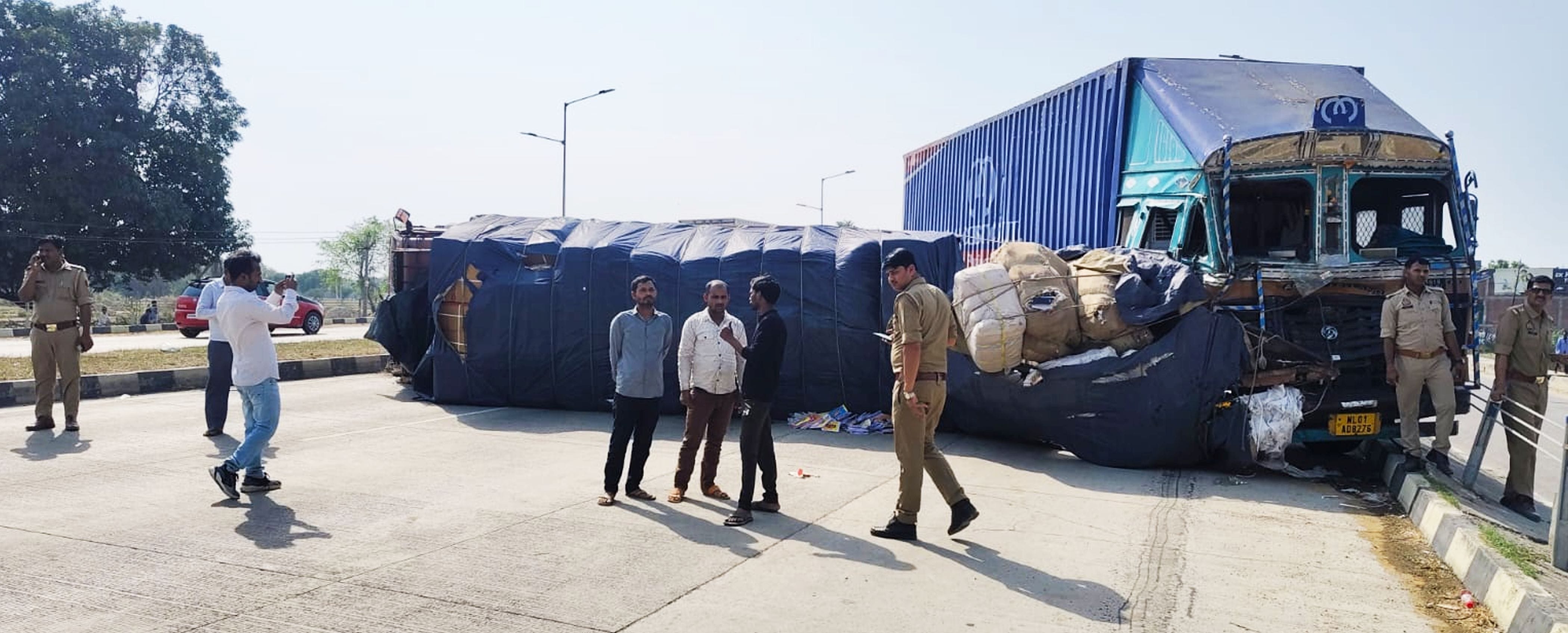 फोटो-49-हाईवे पर कंटेनर पलटने से बंद मार्ग। संवाद फोटो-49-हाईवे पर कंटेनर पलटने से बंद मार्ग। संवाद