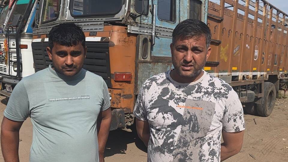 फोटो-51: बहादुरगढ़ के परनाला रोड स्थित ट्रक यूनियन में खड़े ट्रकों की चोरों द्वारा तोड़ी गई खिड़की।