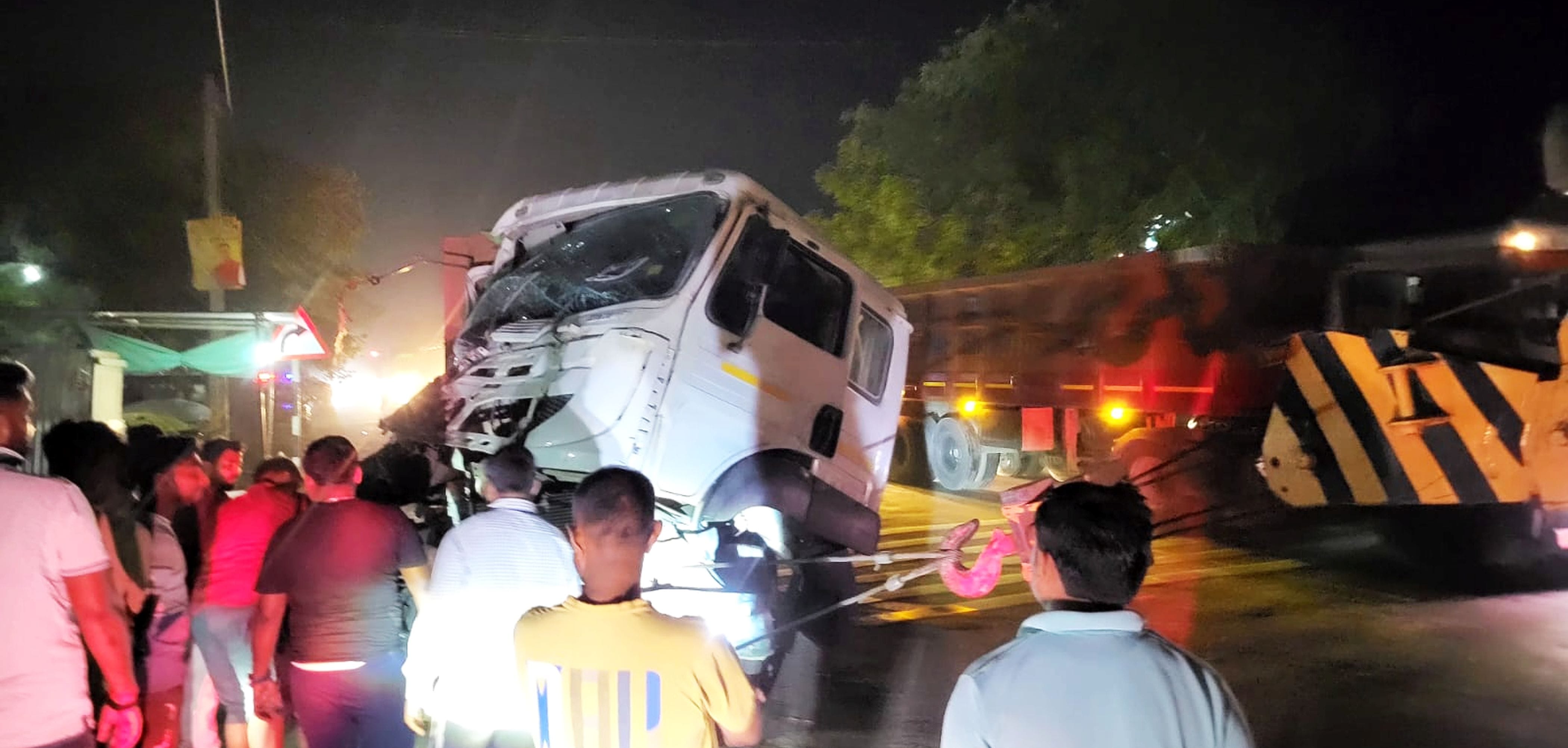 फोटो-51-हाईवे पर भिड़े वाहन। संवाद फोटो-51-हाईवे पर भिड़े वाहन। संवाद