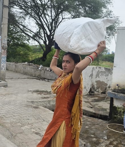 फोटो-54: बहादुरगढ़ के झज्जर रोड स्थित गैस एजेंसी पर भीड़ को काबू में रखने के लिए तैनात पुलिस कर्म