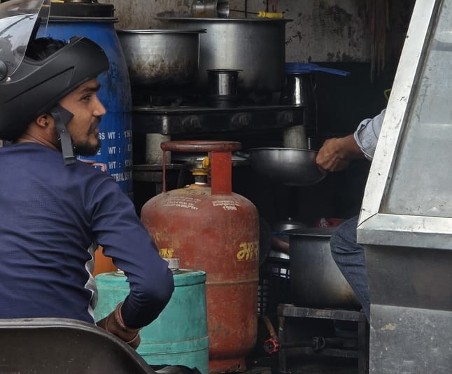 फोटो- 62: बहादुरगढ़ के गणपति धाम में एक दुकान पर रखा घरेलू गैस सिलिंडर। संवाद