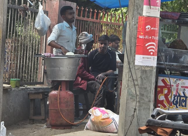 फोटो- 62: बहादुरगढ़ के गणपति धाम में एक दुकान पर रखा घरेलू गैस सिलिंडर। संवाद