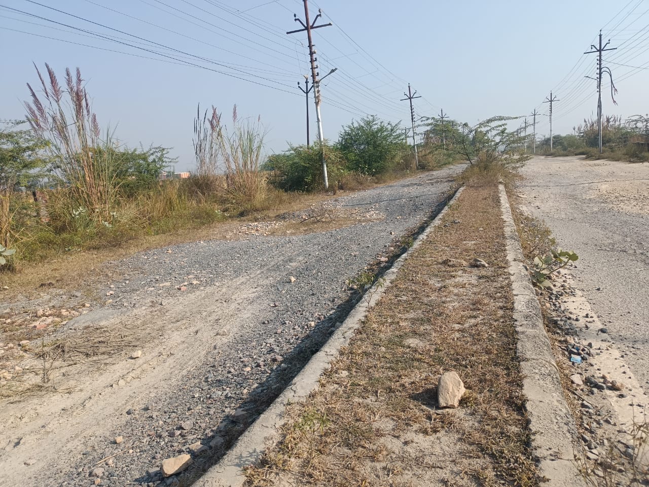 फोटो-8-प्लास्टिक सिटी जाने वाली सड़क पर बने गड्ढे में भरा पानी। संवाद फोटो-8-प्लास्टिक सिटी जाने वाली सड़क पर बने गड्ढे में भरा पानी। संवाद