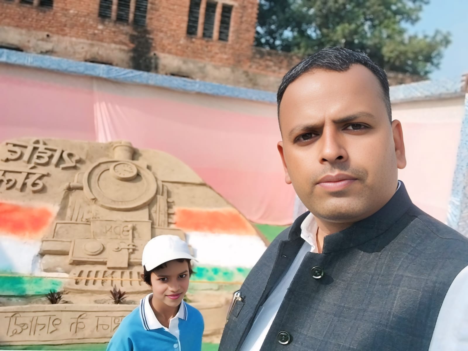 फोटो 8 प्राथमिक विद्यालय चनेपुर छबीलेपुर पर बच्चों के साथ शिक्षिका मयंका शर्मा। संवाद