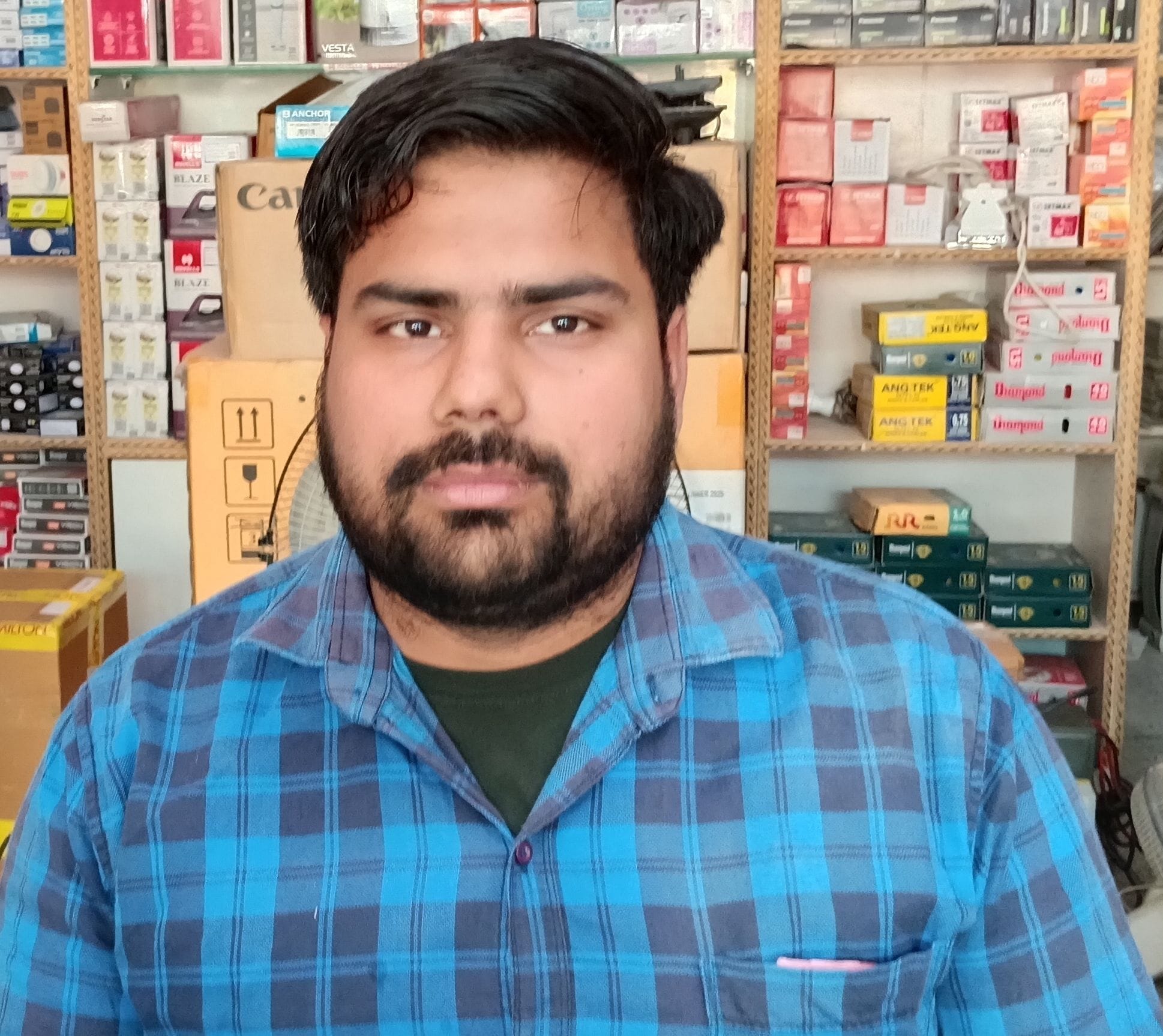 फोटो संख्या:52- सिनेमा रोड पर दुकान से पंखे खरीदते ग्राहक--संवाद फोटो संख्या:52- सिनेमा रोड पर दुकान से पंखे खरीदते ग्राहक--संवाद