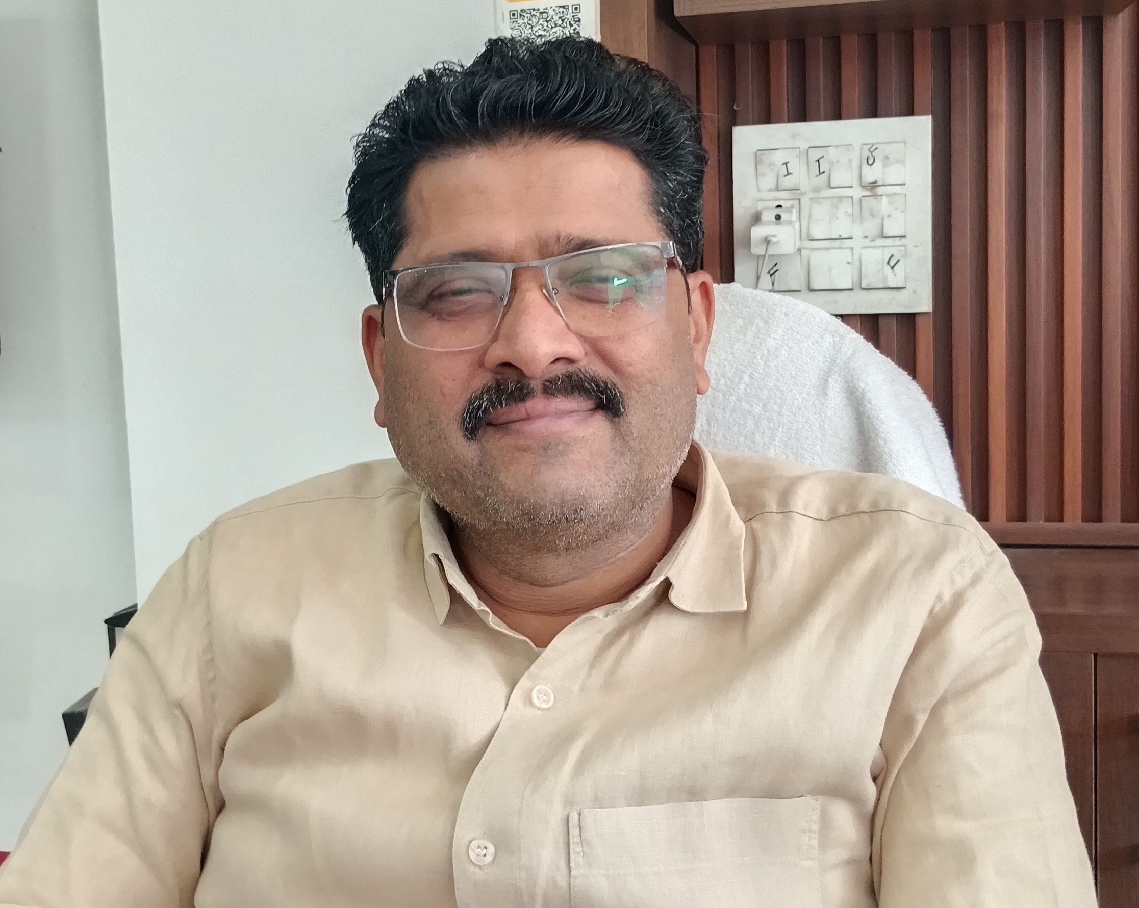 फोटो संख्या:52- सिनेमा रोड पर दुकान से पंखे खरीदते ग्राहक--संवाद फोटो संख्या:52- सिनेमा रोड पर दुकान से पंखे खरीदते ग्राहक--संवाद