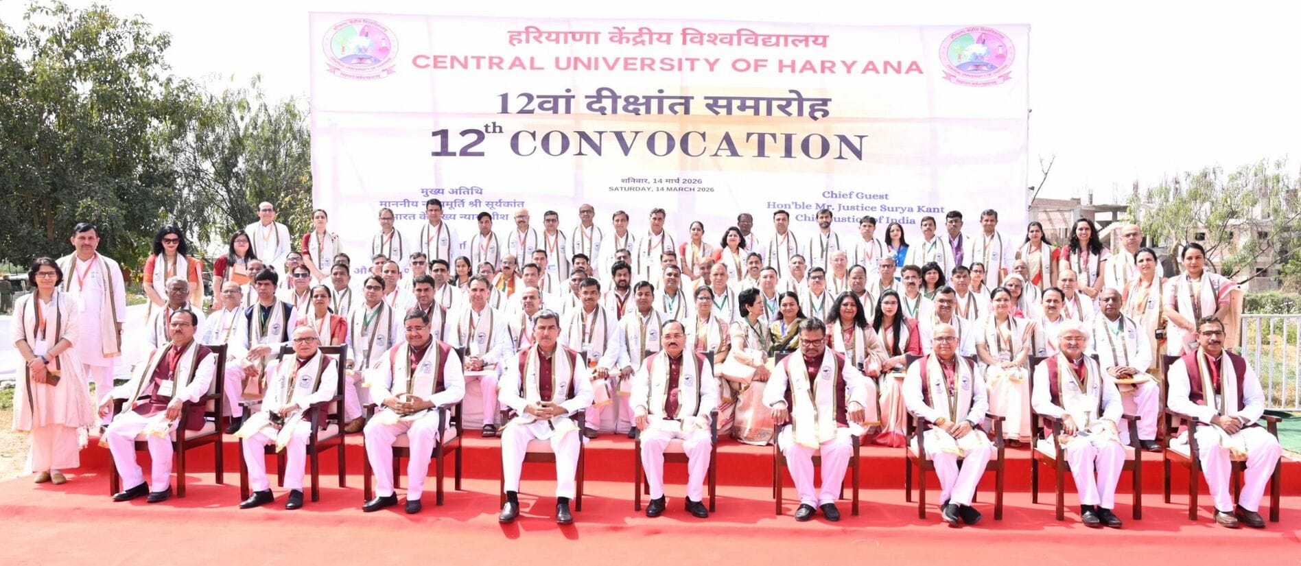 फोटो संख्या:60- दीक्षांत समारोह में उपस्थित विद्यार्थी, शोधार्थी व प्रोफेसर--संवाद