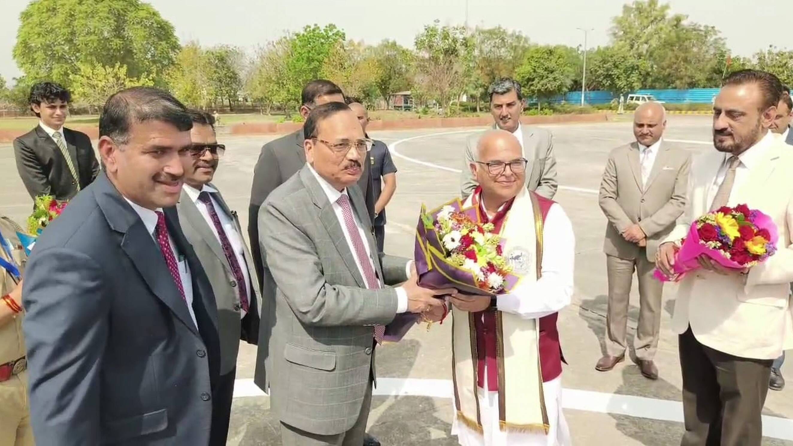 फोटो संख्या:60- दीक्षांत समारोह में उपस्थित विद्यार्थी, शोधार्थी व प्रोफेसर--संवाद
