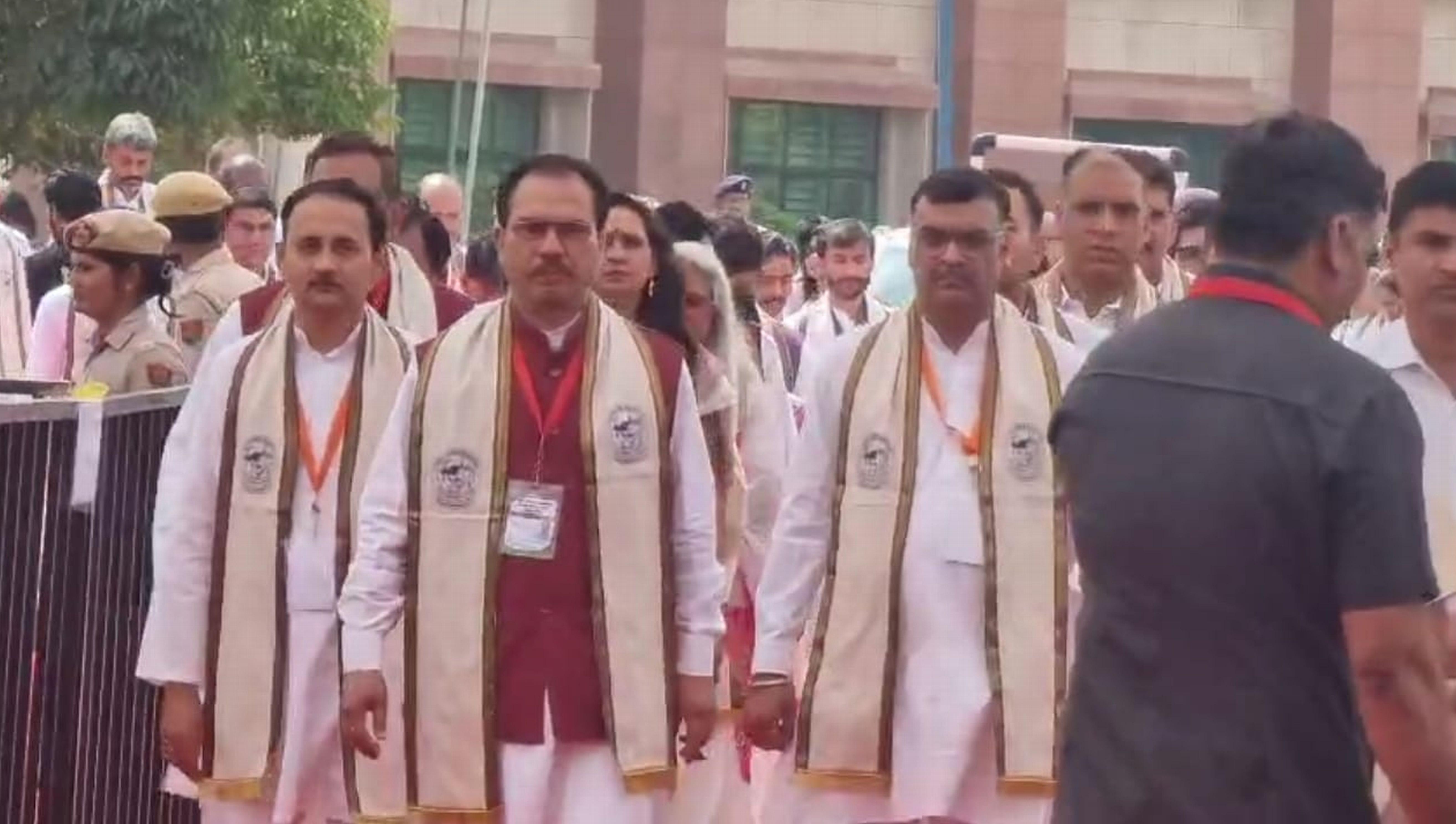 फोटो संख्या:60- दीक्षांत समारोह में उपस्थित विद्यार्थी, शोधार्थी व प्रोफेसर--संवाद