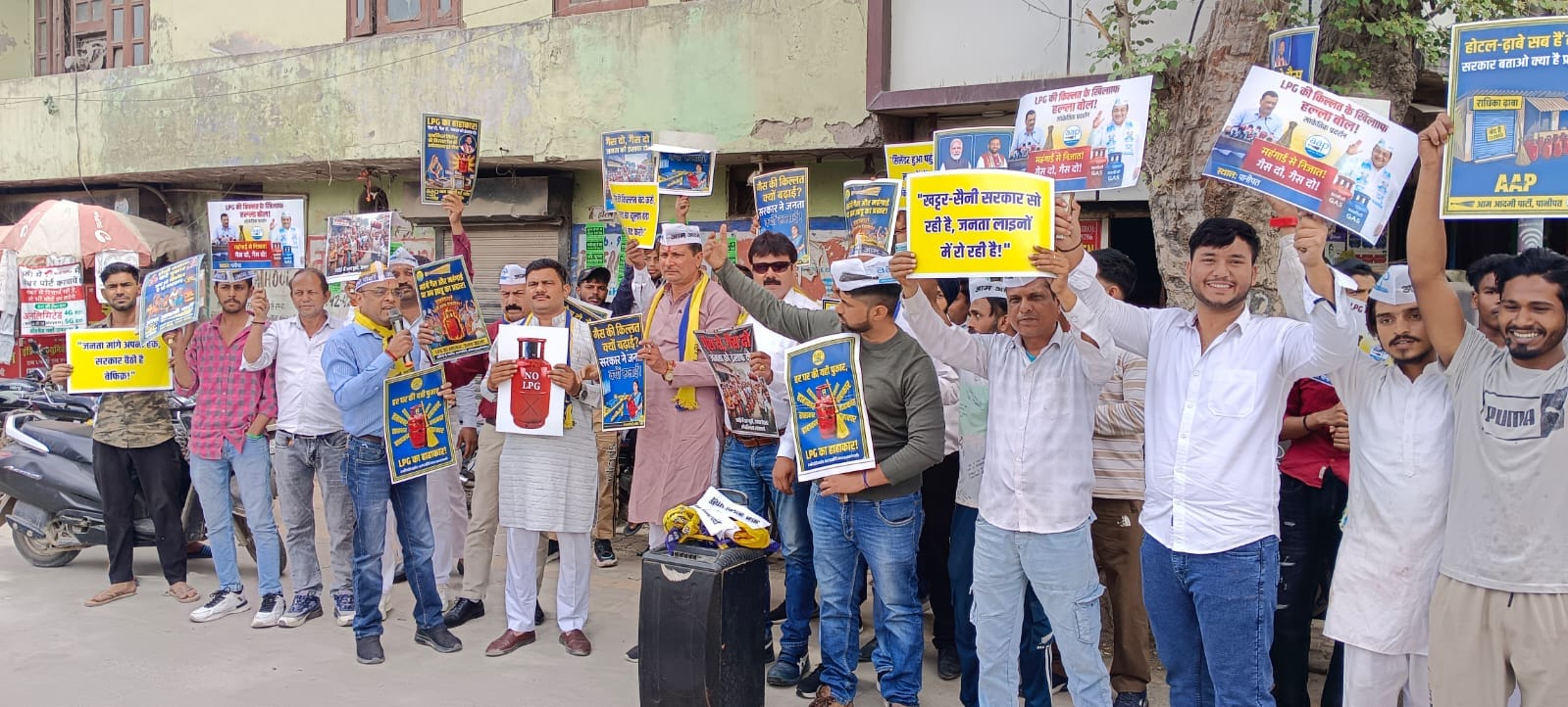 गैस एजेंसी पर प्रदर्शन करते आप के नेता। स्रोत : पार्टी। गैस एजेंसी पर प्रदर्शन करते आप के नेता। स्रोत : पार्टी।