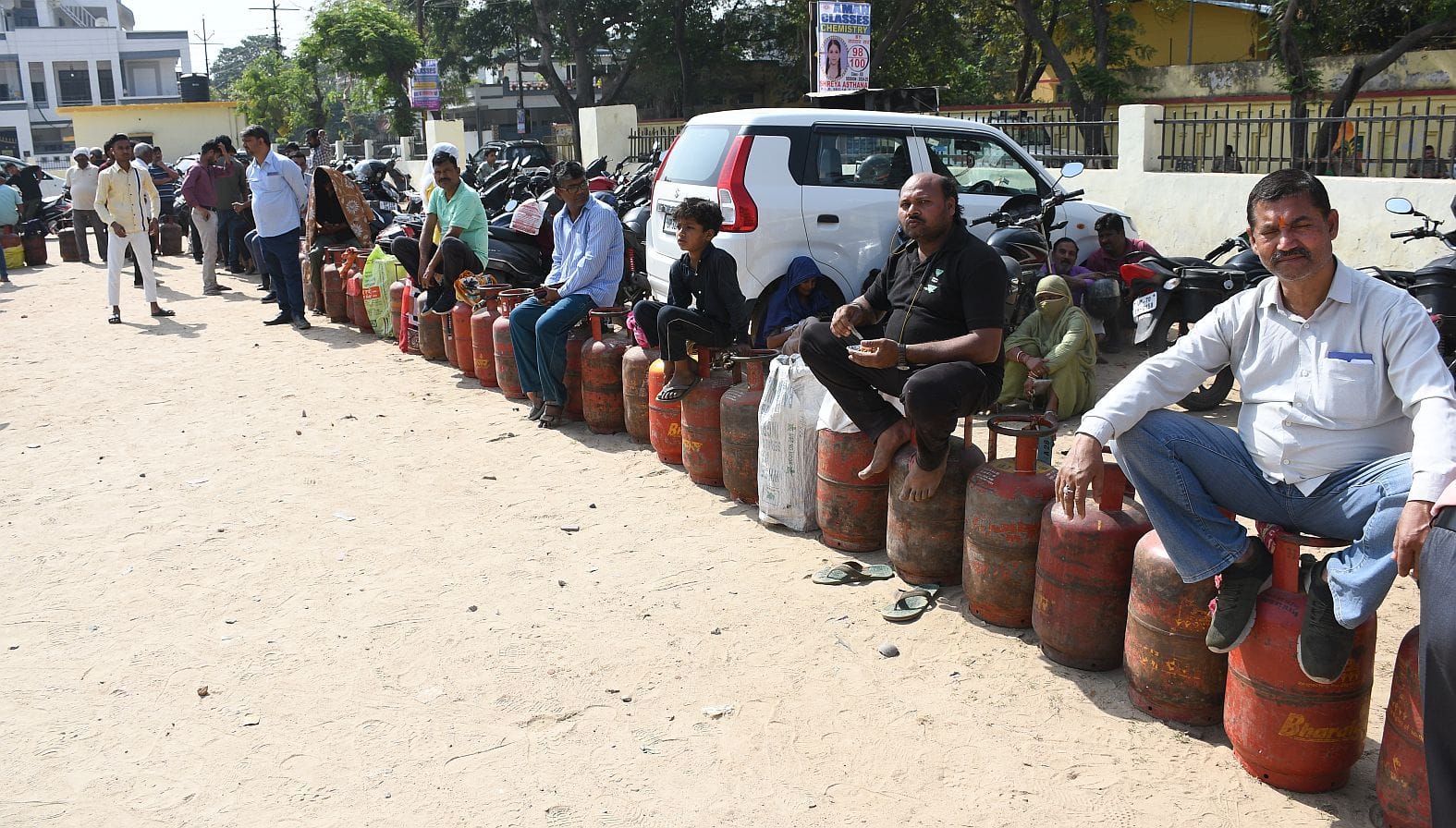 गैस सिलिंडर के लिए कतार में लगे लोग।