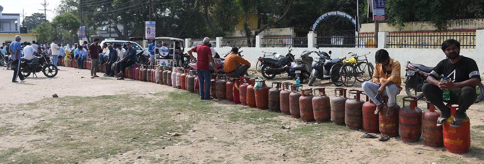 गैस सिलिंडर के लिए कतार में लगे लोग।