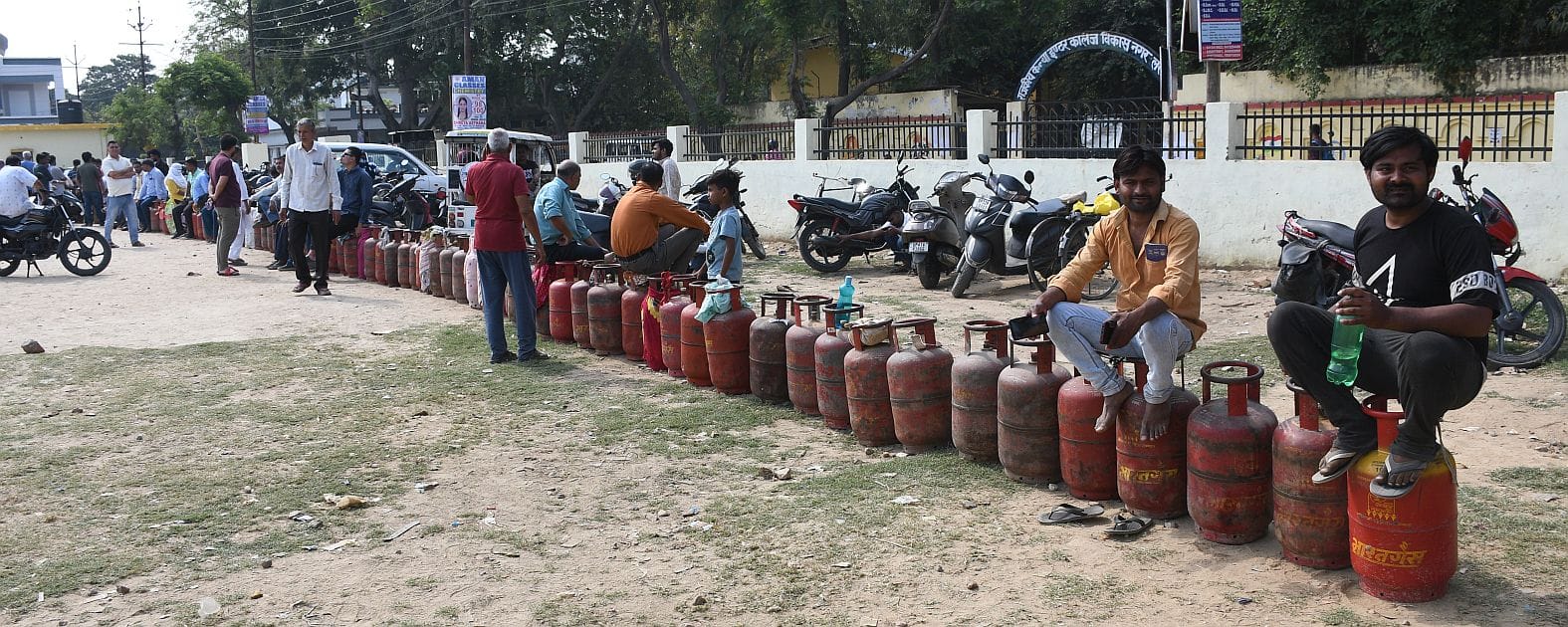 गैस सिलिंडर के लिए कतार में लगे लोग।