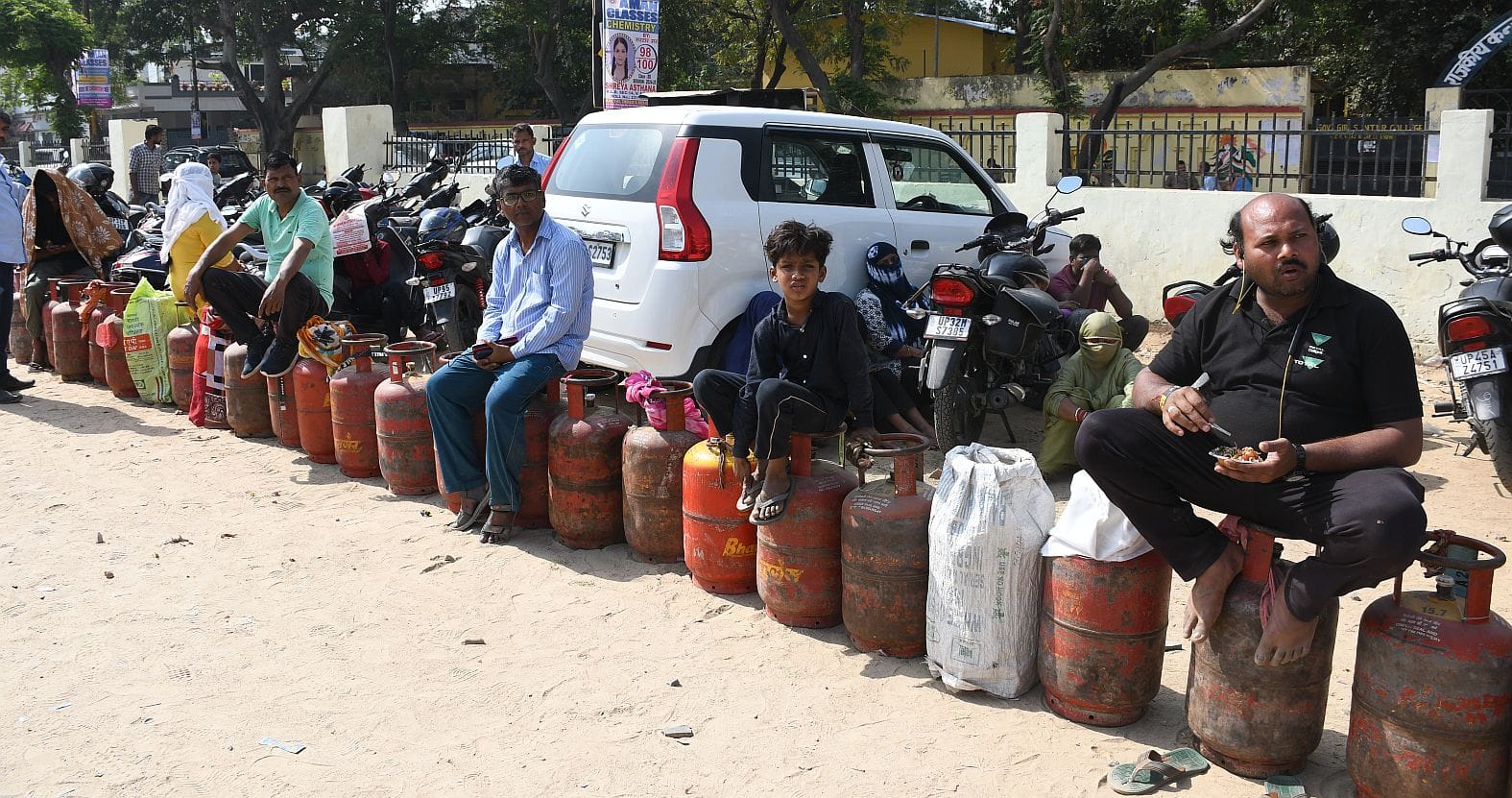 गैस सिलिंडर के लिए कतार में लगे लोग।