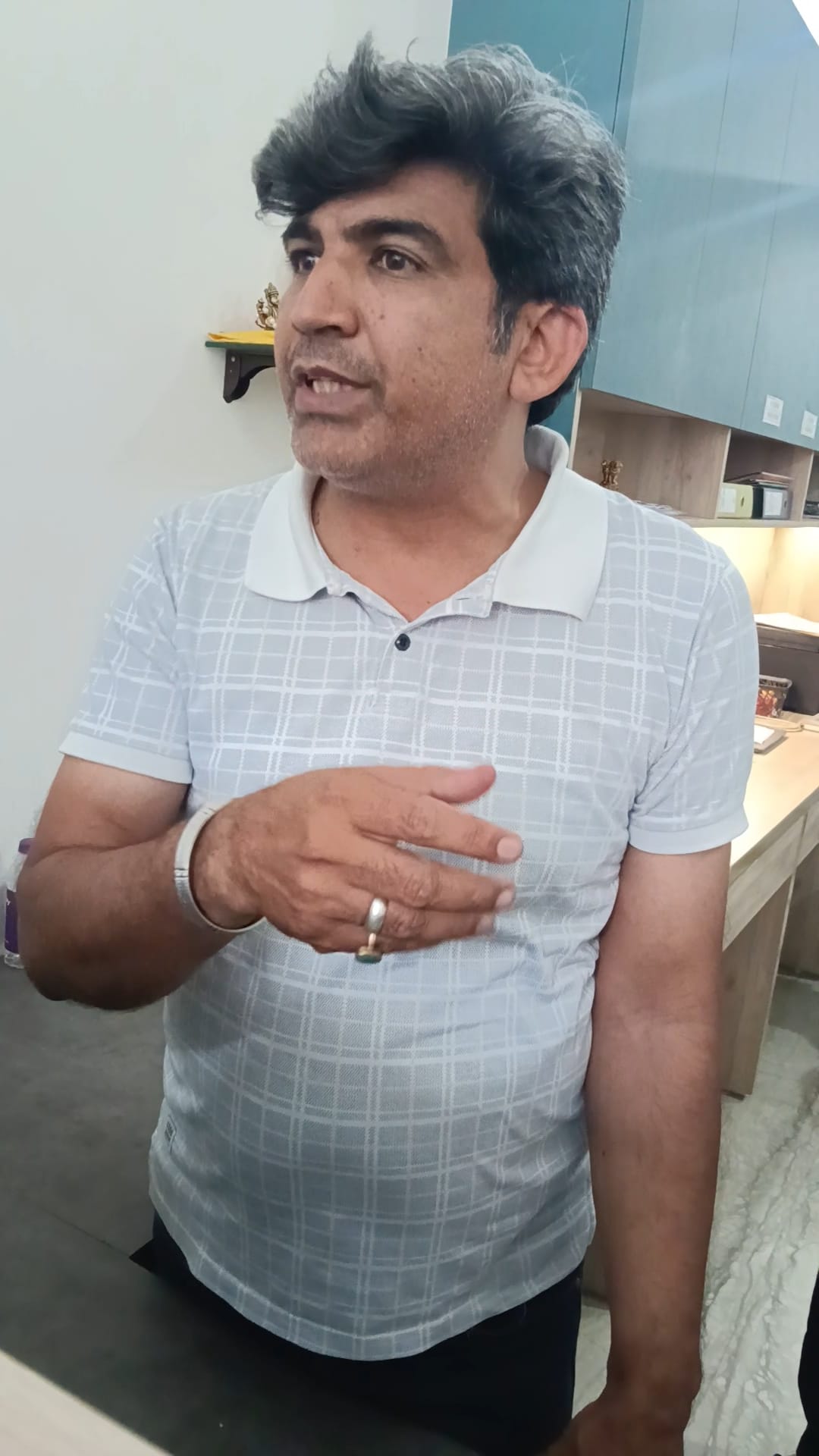 घटना की जानकारी देते हरीश। संवाद